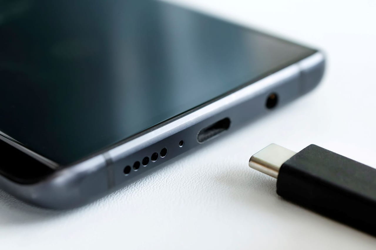 La prise USB des smartphones a une fonction bien pratique que la plupart des gens ignorent