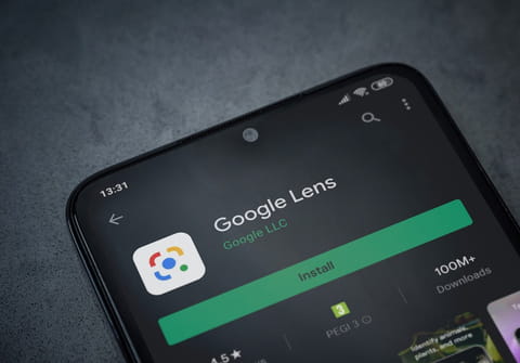 Google Lens vous aide maintenant &agrave; d&eacute;tecter les SMS frauduleux