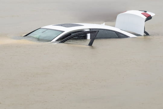 Les experts sont formels&nbsp;: c'est la meilleure solution pour sortir d'une voiture qui coule