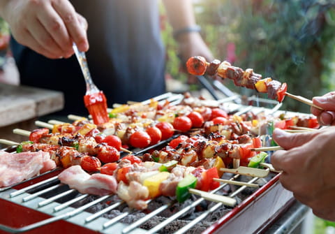 Tous les experts le savent : voilà pourquoi il faut jeter du sel sur les braises du barbecue