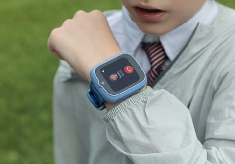 TCL sort une montre connect&eacute;e pour enfants et un smartphone pour ados