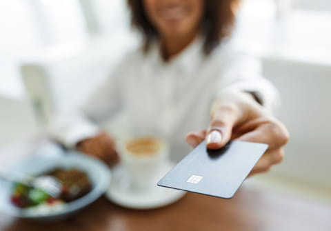 Plus besoin de carte ou de tickets resto : ce nouveau système pratique peut les remplacer