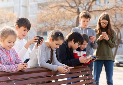 Bient&ocirc;t une nouvelle loi pour prot&eacute;ger les enfants des &eacute;crans et des r&eacute;seaux sociaux