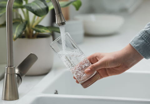 Voil&agrave; pourquoi il ne faut surtout pas boire l'eau chaude du robinet