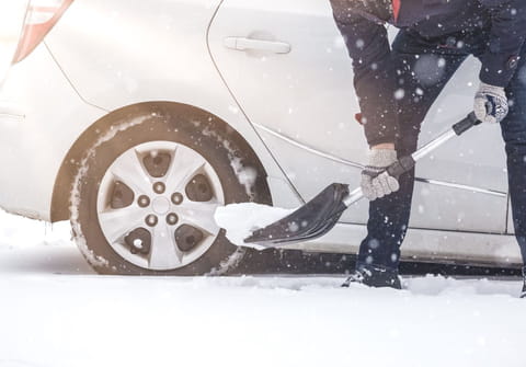 Neige et verglas&nbsp;: voici ce que vous pouvez utiliser &agrave; la place du sel pour ne pas glisser