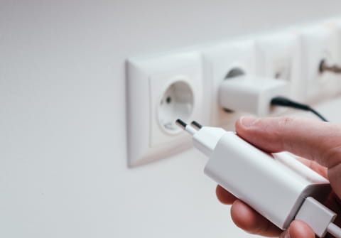 L'UFC-Que Choisir alerte&nbsp;: Shein et Temu vendent des chargeurs dangereux