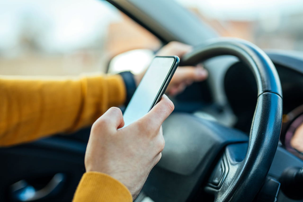 C'est le seul cas où vous avez le droit d'utiliser votre téléphone en conduisant