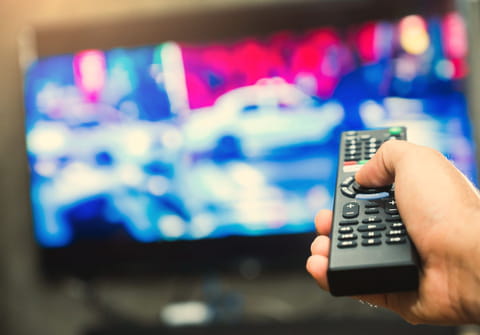 Le son de votre TV est d&eacute;cal&eacute;&nbsp;? Ce r&eacute;glage cach&eacute; le synchronise parfaitement &agrave; l'image