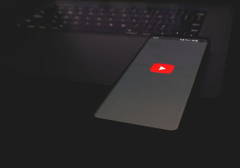 &Eacute;couter gratuitement YouTube en arri&egrave;re-plan sur smartphone