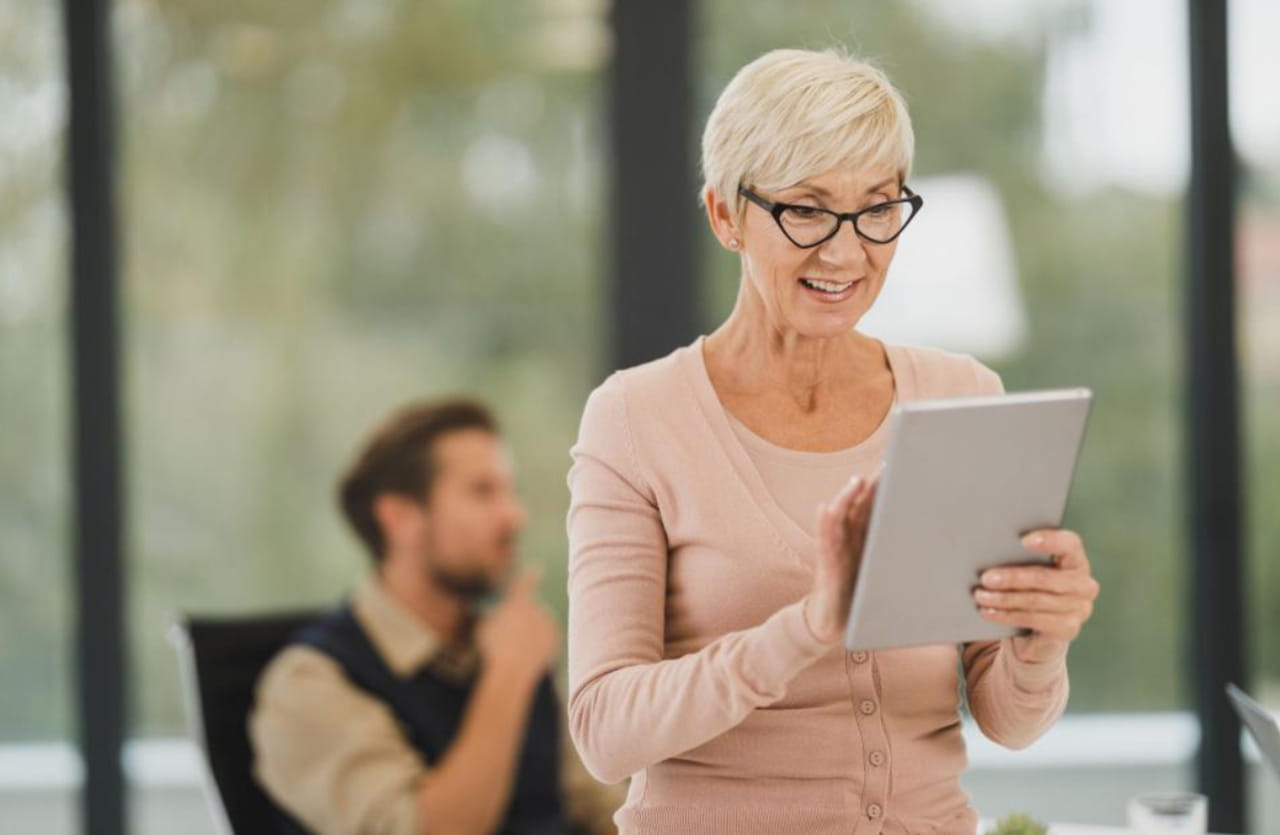 Seniors et Internet : les bons réflexes pour éviter les arnaques numériques