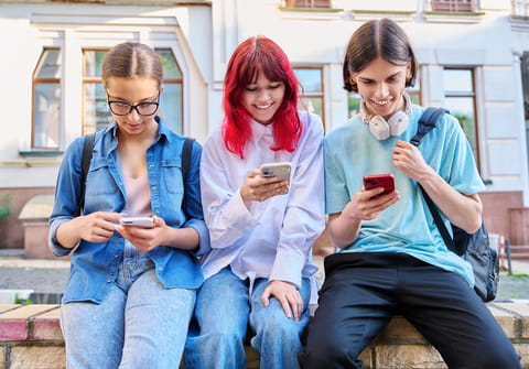 Les smartphones pourraient &ecirc;tre interdits dans tous les lyc&eacute;es d&egrave;s la rentr&eacute;e 2026