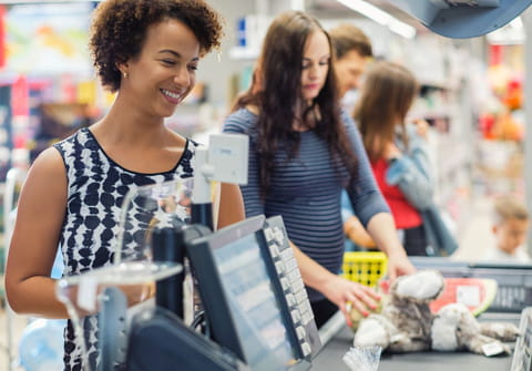 Moins cher que Lidl : ce célèbre discounter fracasse les prix avec ses nouveaux magasins de déstockage