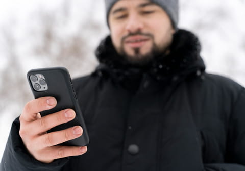 C'est l'erreur fatale &agrave; ne surtout pas faire si votre t&eacute;l&eacute;phone s'&eacute;teint tout seul dans le froid
