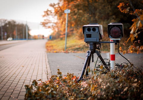 Surveiller sa vitesse sur la route avec Waze et Google Maps