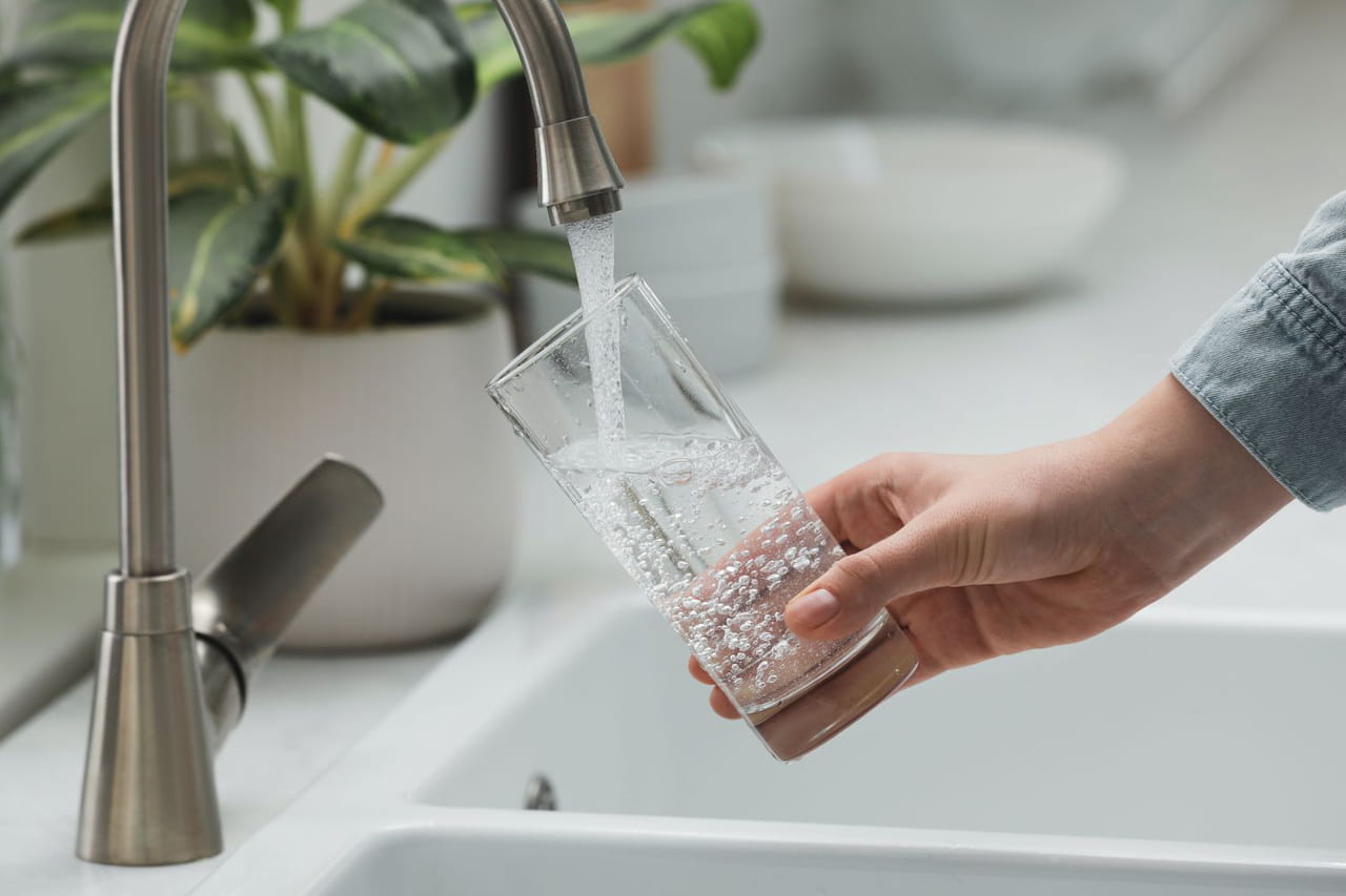 Voilà pourquoi il ne faut surtout pas boire l'eau chaude du robinet