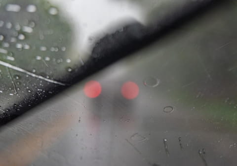 Bu&eacute;e sur le pare-brise&nbsp;: ce bouton oubli&eacute; du tableau de bord r&egrave;gle le probl&egrave;me en 10&nbsp;secondes