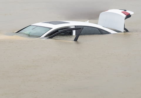C'est la meilleure solution pour sortir d'une voiture qui coule - Les experts ont vérifié