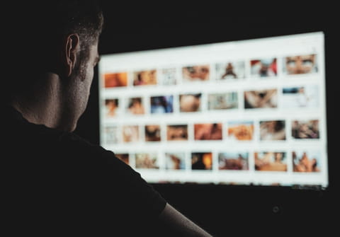 Ce logiciel espion photographie les internautes qui regardent du porno en piratant leur webcam