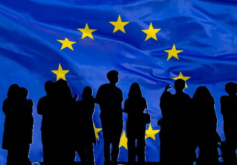 Chat Control&nbsp;: l'UE pr&eacute;pare une loi pour surveiller tous vos messages priv&eacute;s