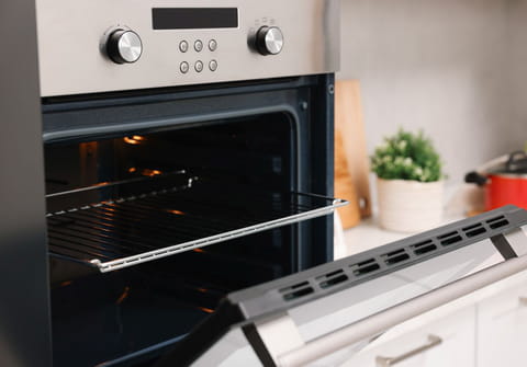 Pas besoin de frotter&nbsp;: cette p&acirc;te faite maison nettoie le four sans effort