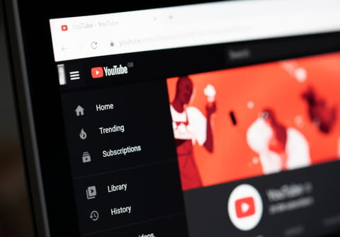 Complotisme, fake news et antivax&nbsp;: YouTube va restaurer les comptes bannis pour d&eacute;sinformation