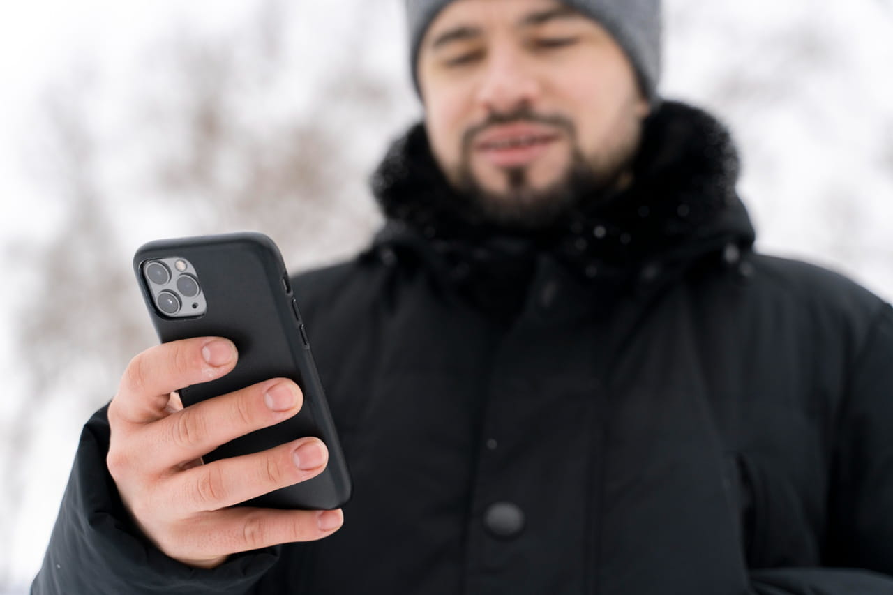 C'est l'erreur fatale à ne surtout pas faire si votre téléphone s'éteint tout seul dans le froid