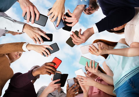 Google Messages s'offre de nouvelles fonctions pour les discussions de groupe