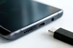 La prise USB des smartphones a une fonction bien pratique que la plupart des gens ignorent