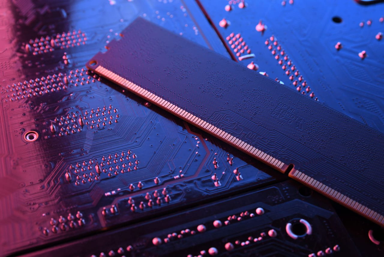 RAM et SSD : les prix de la mémoire s'envolent, et le pire est à venir en 2026