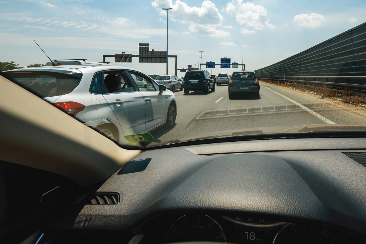Des PV à la pelle : ces voitures-radar privées vont flasher incognito sur les routes de France