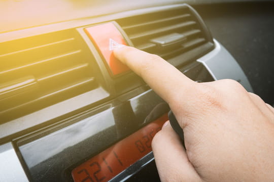 Feux de d&eacute;tresse&nbsp;: cette erreur tr&egrave;s courante peut vous co&ucirc;ter 135&nbsp;euros d'amende