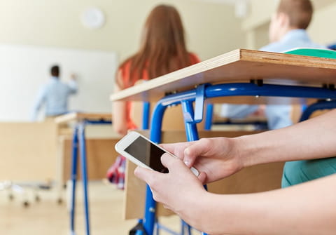 Quelles solutions pour les enfants avec l'interdiction des smartphones &agrave; l'&eacute;cole&nbsp;?