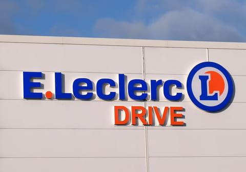 Auchan, Carrefour, Leclerc et Picard assign&eacute;s en justice pour discrimination num&eacute;rique