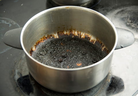 Ce d&eacute;chet de cuisine sauve les po&ecirc;les encrass&eacute;es et les casseroles br&ucirc;l&eacute;es
