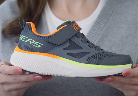 Avec ces sneakers connect&eacute;es, vous pourrez suivre votre enfant &agrave; la trace en temps r&eacute;el