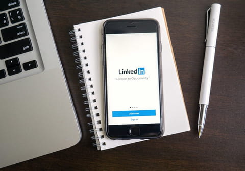 Deepfakes sur LinkedIn : les faux profils envahissent le réseau pro