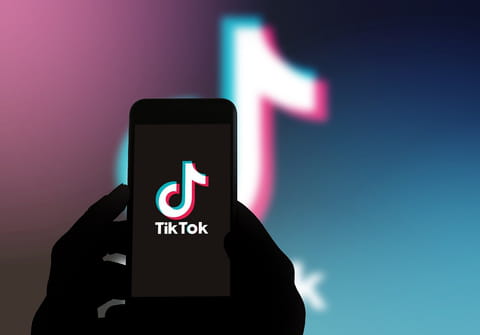 TikTok est un v&eacute;ritable poison pour la jeunesse&nbsp;: les conclusions accablantes de la commission d'enqu&ecirc;te