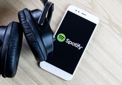 Sur Spotify, les utilisateurs gratuits peuvent enfin choisir les morceaux qu'ils &eacute;coutent