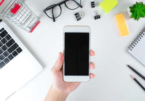Peut-on se fier à l'étiquette énergétique obligatoire pour les smartphones et les tablettes ?