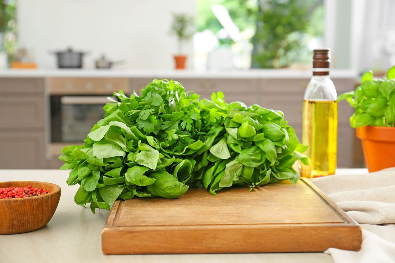 C'est l'astuce des chefs pour conserver les herbes aromatiques fraîches pendant des mois