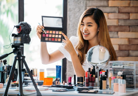 Contrefa&ccedil;ons, masculinisme, prostitution&hellip; La loi va s'attaquer aux nouvelles d&eacute;rives des influenceurs