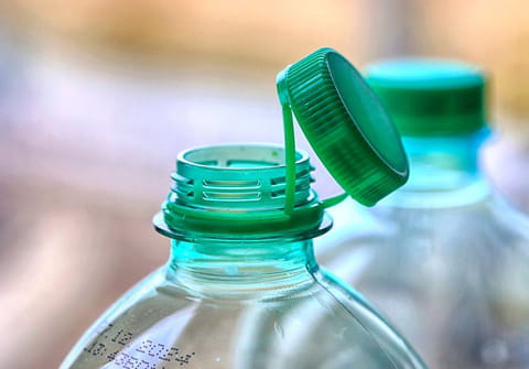 Voici l'astuce ultime pour ne plus &ecirc;tre g&ecirc;n&eacute; par le bouchon de plastique attach&eacute; aux bouteilles