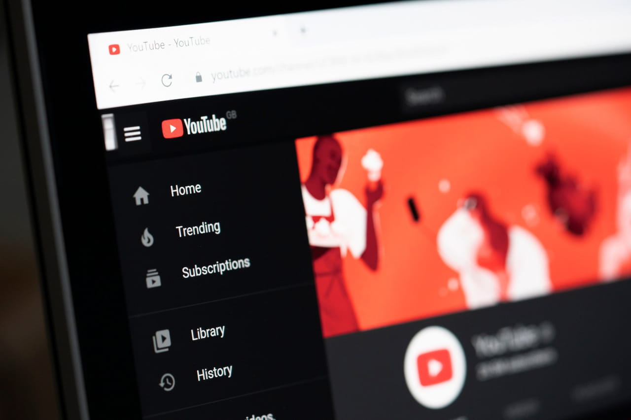 Complotisme, fake news et antivax : YouTube va restaurer les comptes bannis pour désinformation