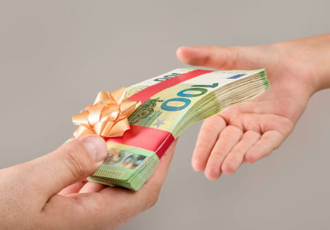 Le fisc va surveiller les dons d'argent que vous ferez &agrave; vos enfants (pas seulement &agrave; No&euml;l)