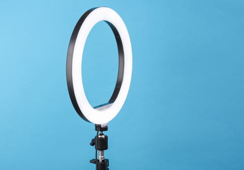 Edge Light&nbsp;: avant macOS, Windows 11&nbsp;a d&eacute;j&agrave; son anneau lumineux dans l'&eacute;cran pour les appels vid&eacute;o