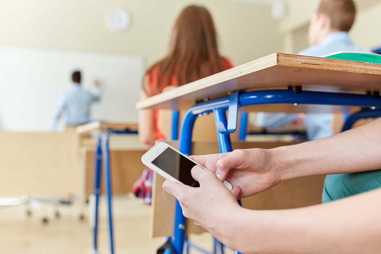 Quelles solutions pour les enfants avec l'interdiction des smartphones à l'école ?
