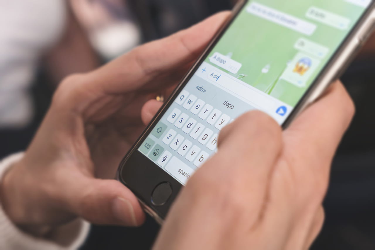 WhatsApp veut vous aider à écrire de meilleurs messages avec son IA