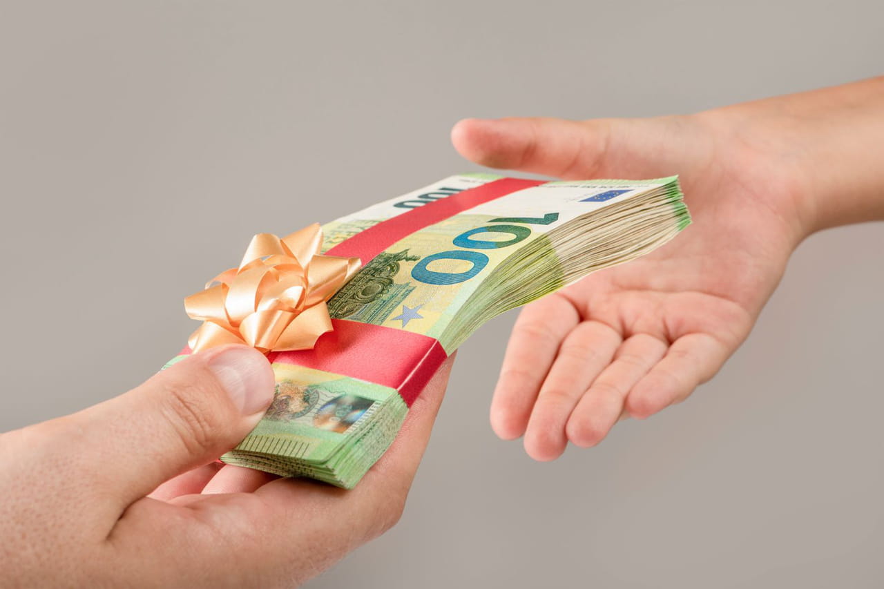 Le fisc va surveiller les dons d'argent que vous ferez à vos enfants (pas seulement à Noël)