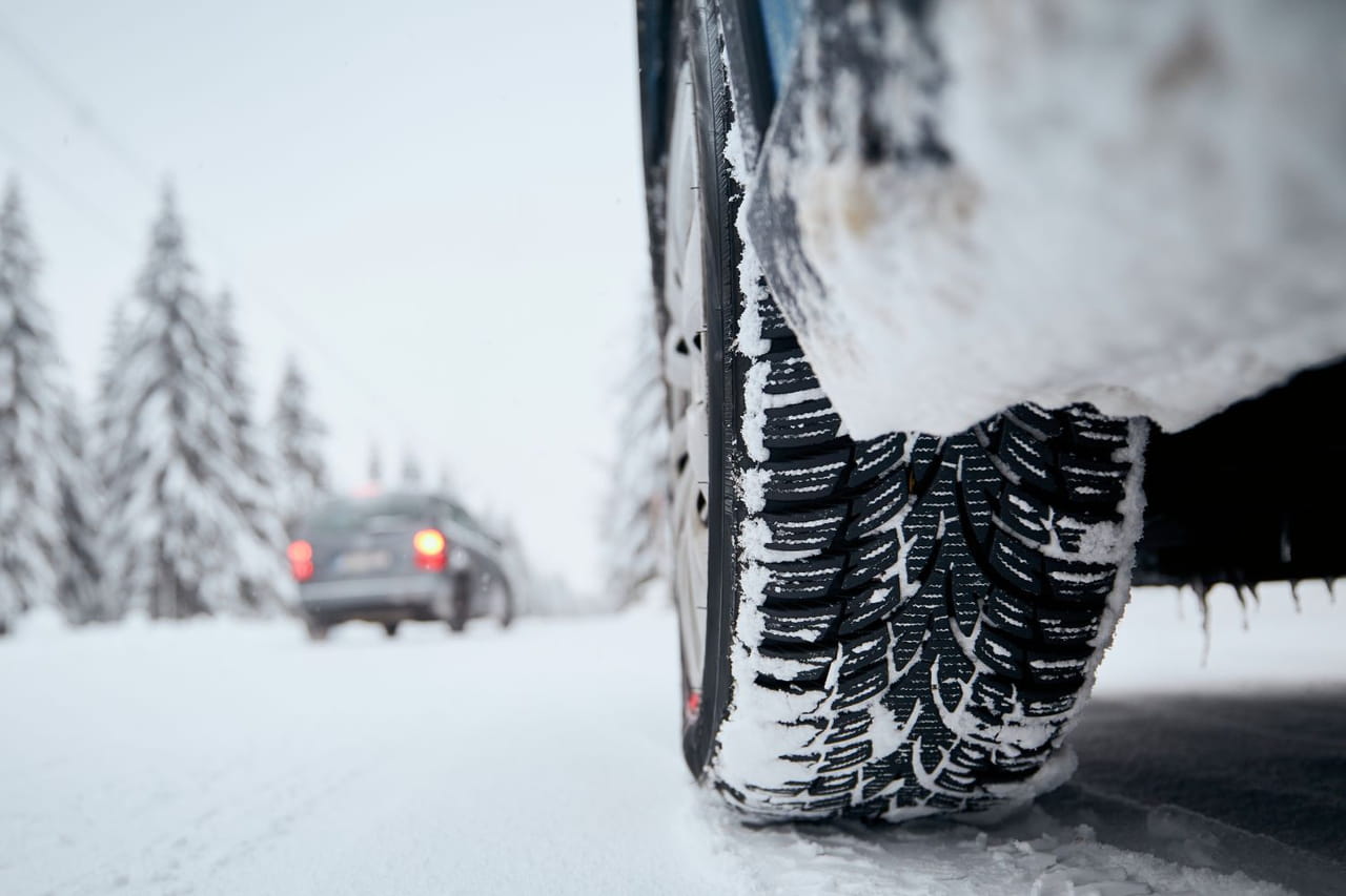 Ces pneus hiver sont à éviter absolument selon les experts allemands : ils ne tiennent pas la route